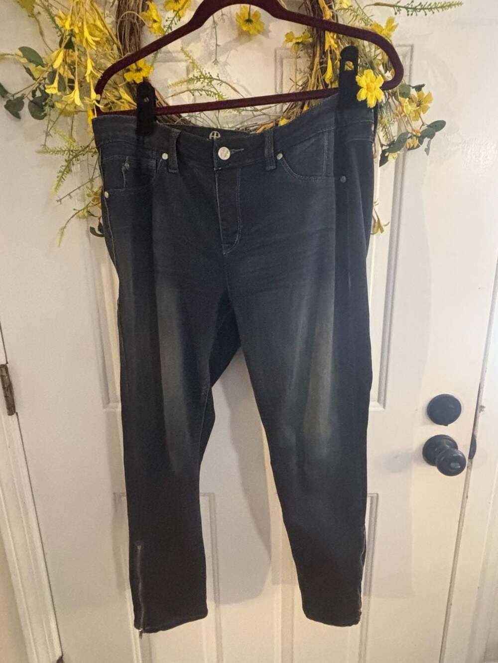 Hot in Hollywood  Side Zipped Crop Size L Black Pull On Jean